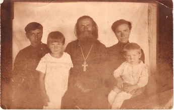 Священник Иоанн Преображенский с супругой и детьми (слева направо) — Анатолием, Еленой, Яковом<br>Ист.: О священниках, когда-либо служивших в нашем храме // ВКонтакте