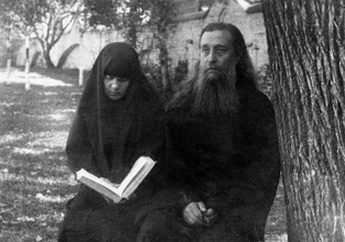Архимандрит Сергий и монахиня Елисавета (Сребрянские) в саду Марфо-Мариинской обители (fond.ru)