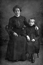 Алевтина Николаевна с дочерью Юлией. Кон. XIX – нач. XX вв.