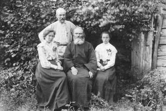Семья Ликвентовых. Священники Павел и Алексий, матушка Манефа Лазаревна и Мария Павловна. Рябово, ок. 1924