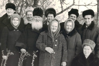 В первом ряду перед батюшкой монахиня Варвара (Золотова), справа от него матушка Мария Ивановна Потапова.<br>Ист.: Потапов Иосиф Афанасьевич — протоиерей ...