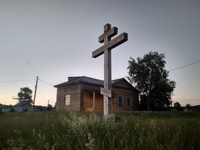 Здание Пятницкой церкви (ныне недействующей) и крест в с. Пушлахте, место служения свящ. Иоанна Шангина. Архангельская обл., с. Пушлахта. Июль 2021