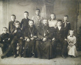 Священник Мало-Шугозерской церкви Василий Брянцев (в первом ряду слева) с неизвестным священником и детьми