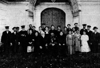 Прихожане и причт Богоявленского храма с. Амирово Бронницкого уезда. Псаломщик Михаил Марков стоит третий справа<br>Ист.: За Христа пострадавшие : Гонения на Русскую Православную Церковь ... Кн. 10, т. 2. С. 238
