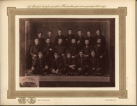 Второй выпуск учеников Тюменского реального училища 1884–1885 года. Во втором ряду третий слева сидит священник Иоанн Лепехин. Ист.: humus.livejournal.com
