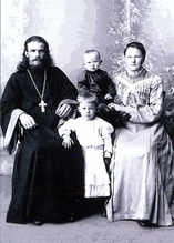 Свящ. Сергей Воронов с семьей. Из личного архива Н. Шугриной (опубл.: <i>Яковлева А. П.</i> Девять арестов священника Николая Соколова из Сольвычегодска. С. 200)