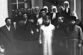 Духовенство и прихожане на паперти Успенско-Никольской церкви г. Ялуторовска. Протоиерей Иаков Трофимюк — первый слева в первом ряду. Нач. 1980-х гг. <br> Ист.: семейный архив Панфиловых