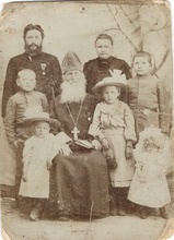 Священник Яков Лавров (в центре) с семьей сына, священника Алексия Лаврова (стоит слева). Вторая справа стоит супруга отца Якова Анна Васильевна.<br><i>Фотография предоставлена Виталием Ивановичем Шишеловым, потомком священника Якова Лаврова</i>