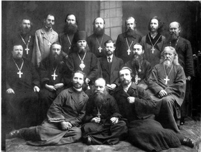 Епископ Онисим (Пылаев) (третий слева во 2-м ряду) с воткинским духовенством. 1926–1927<br>Ист.: «От Меня это было...»