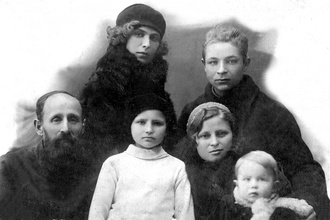 Семья свящ. Виктора Ельцова. Сидят, слева направо: отец Виктор, Зоя, Тамара с дочерью Эмилии Валерией на руках; стоят — Эмилия и Георгий. 1934. Ист.: Вологодчина — духовенство — Ельцовы 