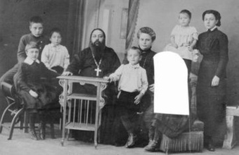 Протоиерей Евгений Петрович Мелехов в семейном кругу. 1910-е гг. <br>
Ист.: Новомученики, исповедники, за Христа пострадавшие ...