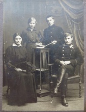 Дети священника Михаила Тихановского. Сидят: Александра и Павел; стоят: Павлина и Борис. Уфа, 1915
