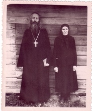 Отец Петр с матушкой. Кон. 1950-х<br>Ист.: Иеромонах Петр (Серегин) :[фотоальбом]