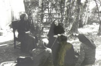 Схимонахиня Анна (Теплякова) с гостями. Хотьково, нач. 1990-х.<br>Ист.: ieris-m.livejournal.com