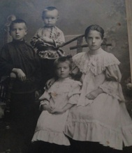 Слева направо: Николай, Михаил, Анна, Зоя Лебяжьевы. 1900-е
<br> Ист.: Мои предки Твердовские