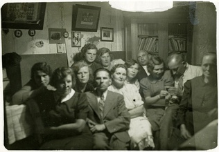Фотография, сделанная в День рождения дочери, Анны Николаевны (предположительно, третья слева). Рядом с ней Лисицынские: Автоном Ильич и Мария Николаевна. 21 сентября 1940. <br> <i>Фотографии из семейного архива Измайловых предоставлены Натальей Владимировной Ромодиной</i>