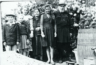 Протоиерей Феодор Покровский с членами семьи. Фото из архива отдела Агиологии Брянской епархии