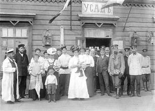 Николай Константинович Красовский (второй слева), Анна Константиновна (пятая слева) и Николай Васильевич Поспеловы (девятый слева).<br>Ист.: Мученики, исповедники и подвижники благочестия ... Т. 6. С. 37