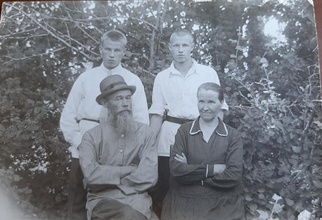 Священник Адриан Троицкий с женой и сыновьями. Стоит слева — Константин, справа — Николай. Село Михайловское (Сурты), снято в саду диакона Лесницкого, 1931<br>Ист.: Из семейного архива внучки Алевтины Самойленко