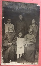 Священник Тимофей Черницкий с супругой Клавдией Александровной и детьми<br><i>Фотографии из семейного архива Нины Александровны Калмыковой, праправнучки священникаТимофея Черницкого</i>