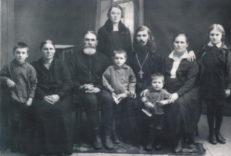 Отец Николай Васильевич Юнгеров с семьей <br>
1920-е. <br> Ист.: Астраханское духовенство