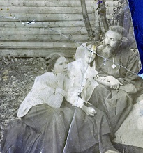 Протоиерей Павел Чистосердов с дочерьми Валерией и Екатериной. 1905.<br>Фото из архива Д. Е. Щербины