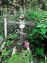Место упокоения последнего настоятеля Свято-Юрьева монастыря Валентина (Буравцева). Рождественское кладбище на Красном поле, г. Великий Новгород, 2022.<br>
Фотография предоставлена матушкой Галиной Слукиной