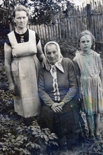 Внучка отца Николая Вера (справа) с бабушкой и мамой