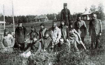 Православные архипастыри и клирики в лагерной командировке в Филимоново.
1920-е гг. Восьмой слева во втором ряду — епископ Игнатий (Садковский).<br>Ист.: На Соловках против воли... С. 25