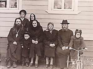 Отец Евгений и матушка Александра (слева сидят), отец Михаил Ивлев (второй справа).<br>Ист.: Протоиерей Евгений Степанов ...