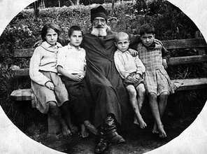 Протоиерей Александр Парусников с младшими детьми (слева направо: Екатерина, Иван, Михаил, Татьана). Ист.: pstbi.ru