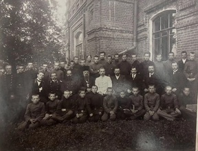 Протоиерей Иаков Благовидов (сидит в центре) в гимназической группе преподавателей и учеников