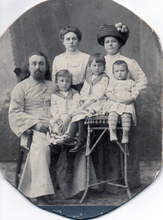 Иерей Федоров Федор с женой (рядом), дочерьми Ниной (на руках) и Зоей (рядом), родной сестрой и ее дочерью. Ок. 1910