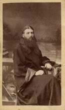 Священник Павел Пономарев, между 1909 и 1913 гг. Место хранения фотографии: Краевое государственное учреждение культуры «Красноярский краевой краеведческий музей». Опубл.: https://goskatalog.ru/portal/#/collections?id=21792493