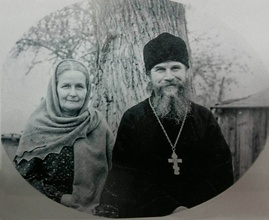 Отец Василий Евдокимов
с матушкой Татьяной Алексеевной
(Давидовой). Киргизская ССР, г. Ош, 1955.<br>Ист.: Гонимы, но не оставлены ...