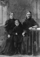 Протоиерей Михаил Борисов с супругой Ольгой Ивановной и сыном Василием. Ок. 1894<br>Ист.: fond.ru