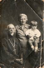 Отец Николай Листов и матушка Софья с внуком Михаилом. 1934