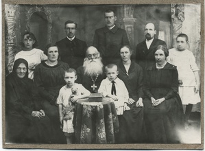 Протоиерей Иоанн Приклонский с семьей. 1923<br><i>Фотографии предоставлены Владимиром Куриловским, праправнуком протоиерея Иоанна Приклонского</i>