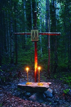 Крест, установленный на месте кончины преподобномучеников архимандрита Вениамина и иеромонаха Никифора в 2005 г.