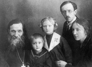 Протоиерей Александр Глаголев с сыном Алексеем, невесткой и внуками<br>Ист.: За Христа пострадавшие. С. 185