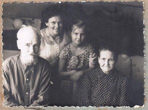 Прокопий Алексеевич Кубасов в кругу семьи. Кон. 1950-х. <br><i>Все фотографии — из личного архива Натальи Владимировны Ромодиной, родственницы псаломщика Прокопия Кубасова</i>