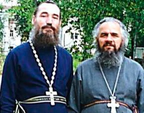 Игумен Стефан (Попков) и протоиерей валдайского Петропавловского храма Валентин Слукин (справа).<br>Ист.: Игумен Стефан (Попков) ...