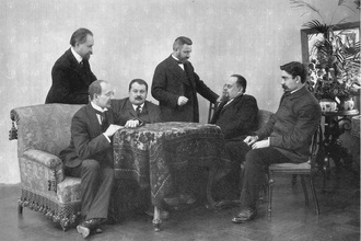 Иван Строганов (стоит в центре) с коллегами по Московскому коммерческому училищу