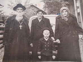 Слева на снимке — иерей Александр Ильин. Саратовская обл., г. Аркадак, 1946–1949.<br>Ист.: Неостывающий след ...
