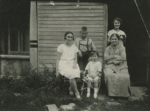 Дочь — Александра Ивановна Виноградова (Алфионова), слева ее дочь Екатерина. 1930-е<br>Ист.: Образы и судьбы