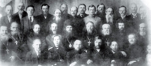 Прот. Всеволод Черепанов, епископ Лев (Черепанов)  с прихожанами Нижнего Тагила. 1923 (опубл.: ntobitel.cerkov.ru/istoriya)
