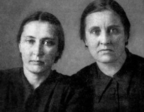 Сестры Самуиловы: София (справа) и Наталия. 1953<br>
Ист.: «Всенощная» Наталии Самуиловой