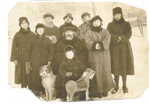 Протоиерей Иоанн Хрусталёв с детьми. 1930-е<br>Ист.: Владыкинские заступники