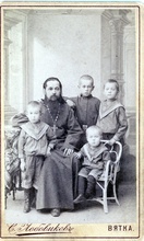 Священник Владимир Дрягин с детьми