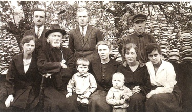 Вся семья Боротинских. Слева направо: Саня, за ней ее первый муж, отец Валериан, Боренька (сын Модеста и Аси), за ним Николай Валерианович, матушка Мария, Коленька (сын Николая Самушенка и Валентины), Валентина, Анастасия (жена Модеста), за ней Модест. «Ласточкино гнездо», Скопле (Югославия). 1922<br>Ист.: Валентина